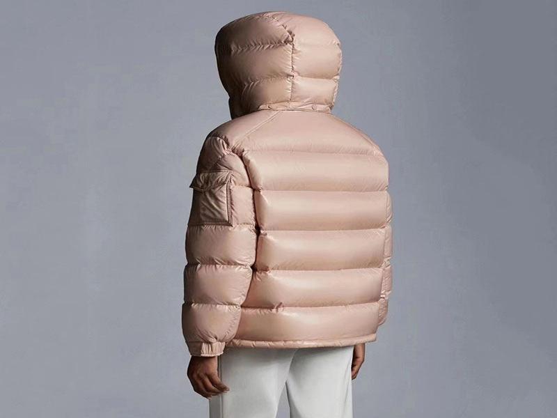 Rückansicht einer Damen-Winterjacke in Rosa – Glänzende Pufferjacke mit Kapuze.